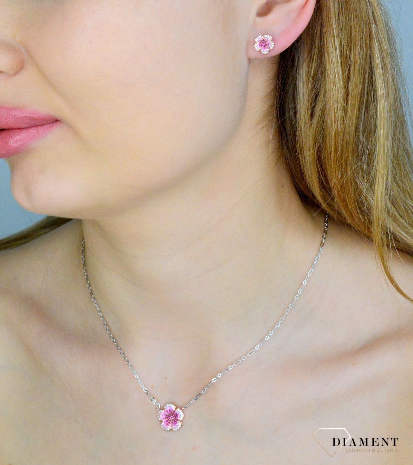 Kolczyki damskie srebrne 925 Kwiatki Nomination rosegold 241104 010 z kolekcji Crysalis to kolczyki wkrętki wykonane ze srebra próby 925. Kolczyki zostały pokryte różowym złotem 22K (próba 916).jpg